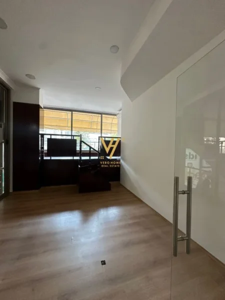 Tirane, jepet me qera ambient biznesi Kati 0, 65 m² 1.100 € (RRUGA BARDHOK BIBA)