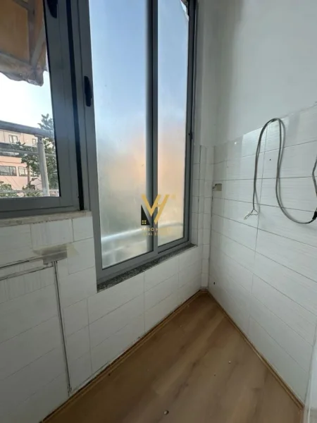 Tirane, jepet me qera ambient biznesi Kati 0, 65 m² 1.100 € (RRUGA BARDHOK BIBA)