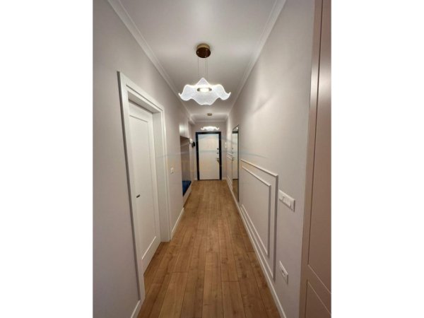 Tirane, jepet me qera apartament 3+1 Kati 5, 117 m² 1.100 € (Stacioni i Trenit)