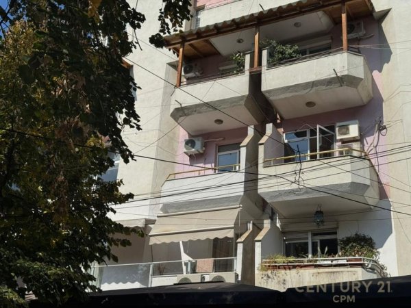 Tirane, shitet apartament 1+1 Kati 1, 193 m² 700.000 € (Bllok)