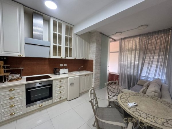 Tirane, shitet apartament 1+1 Kati 1, 193 m² 700.000 € (Bllok)