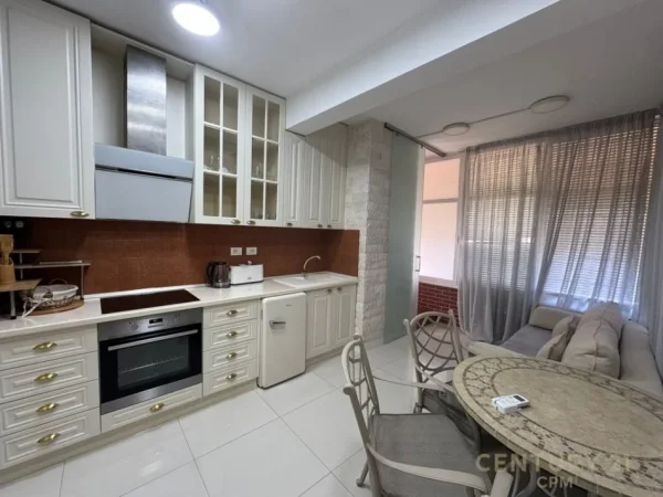 Tirane, shitet apartament 1+1 Kati 1, 193 m² 700.000 € (Bllok)