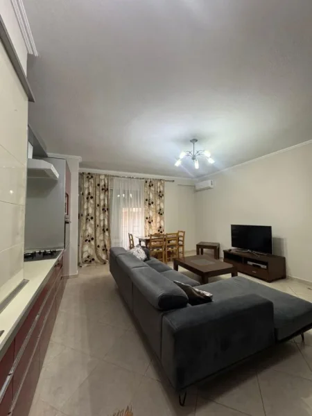 Tirane, jepet me qera apartament 2+1+Ballkon Kati 3, 96 m² 600 € (kodra diellit)