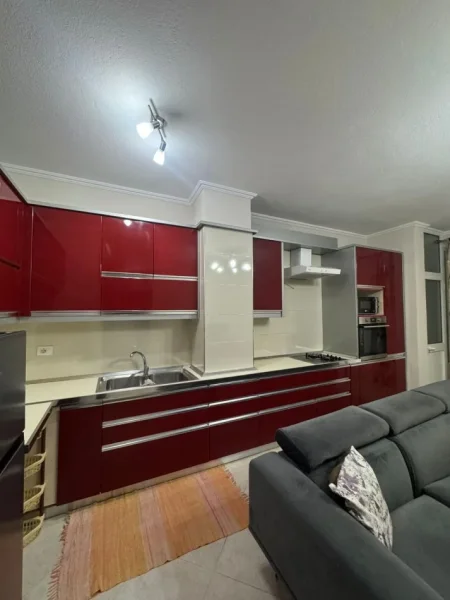 Tirane, jepet me qera apartament 2+1+Ballkon Kati 3, 96 m² 600 € (kodra diellit)