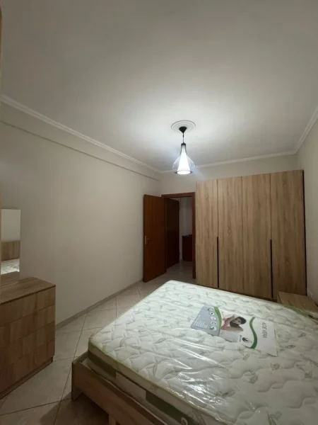 Tirane, jepet me qera apartament 2+1+Ballkon Kati 3, 96 m² 600 € (kodra diellit)