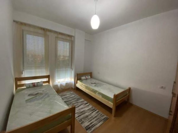Tirane, jepet me qera apartament 3+1+Ballkon Kati 5, 650 € (tek Rruga 5 Maji, prane Shkolla Tirana Jone.)