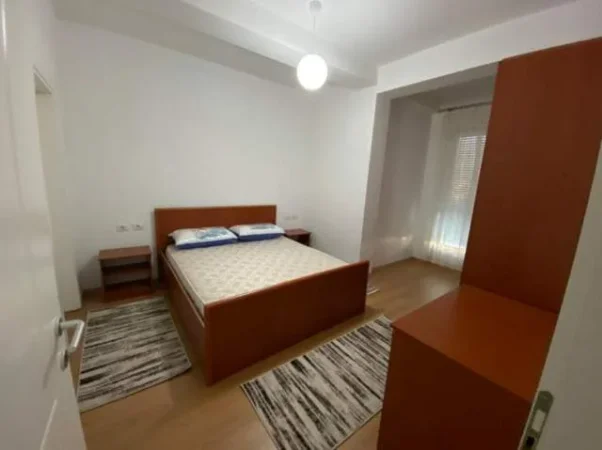 Tirane, jepet me qera apartament 3+1+Ballkon Kati 5, 650 € (tek Rruga 5 Maji, prane Shkolla Tirana Jone.)