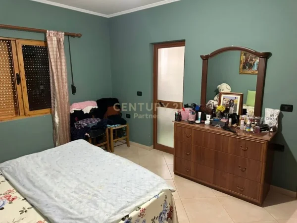 Tirane, jepet me qera apartament 2+1 Kati 2, 91 m² 650 € (RRUGËN GRAMOZ PASHKO)