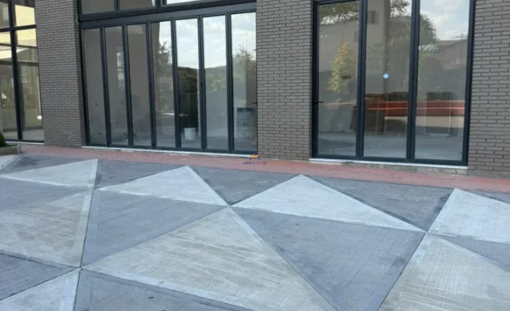 Tirane, jepet me qera ambjent biznesi Kati 0, 136 m² 1.500 € (ish fusha aviacionit)