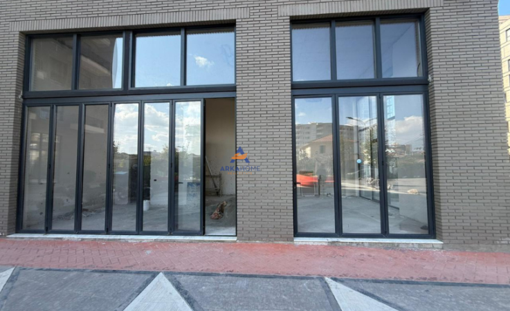 Tirane, jepet me qera ambjent biznesi Kati 0, 136 m² 1.500 € (ish fusha aviacionit)