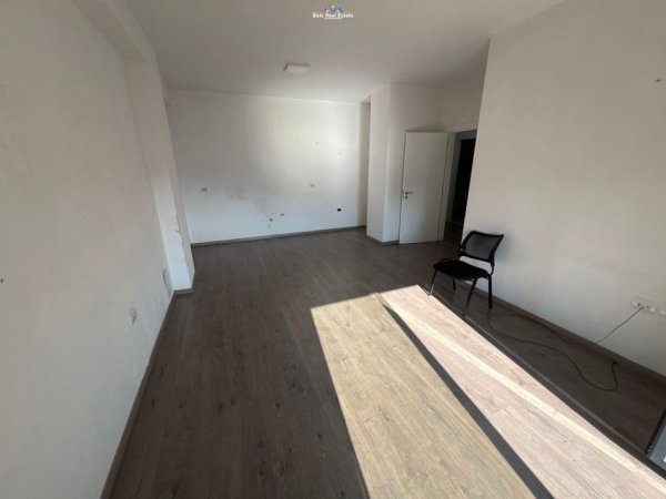 Tirane, jepet me qera zyre Kati 7, 105 m² 500 € (xhanfize keko)