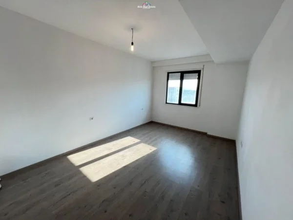 Tirane, jepet me qera zyre Kati 7, 105 m² 500 € (xhanfize keko)