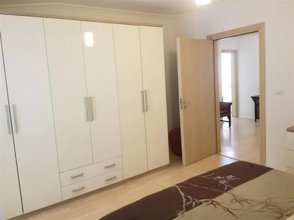Tirane, jepet me qera apartament 2+1+Ballkon Kati 3, 112 m² 800 € (Blloku)