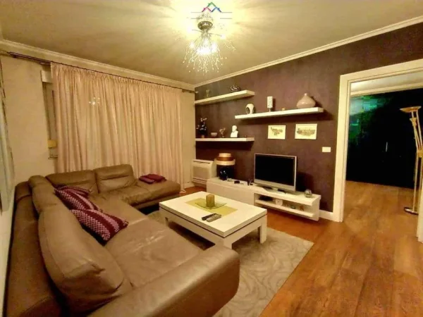 Tirane, jepet me qera apartament 2+1+Ballkon Kati 7, 110 m² 800 € (21 dhjetori)