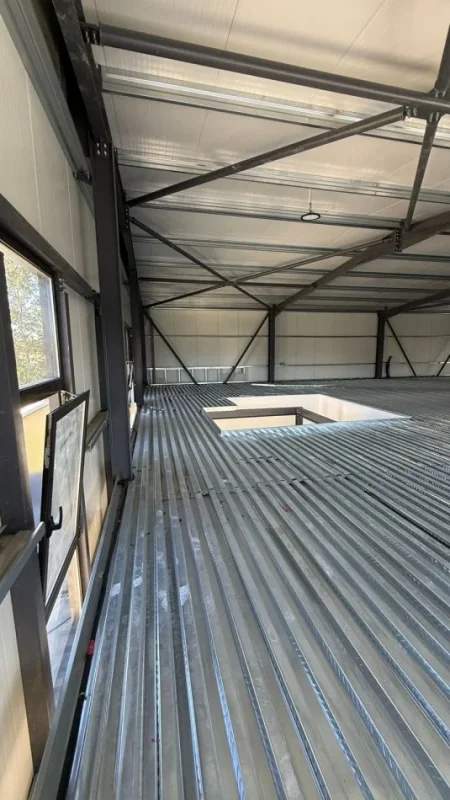 Tirane, jepet me qera zyre , 1.000 m² 2.500 € (LAKNAS)