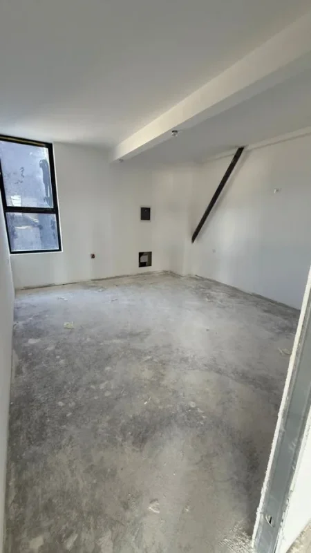 Tirane, jepet me qera zyre , 1.000 m² 2.500 € (LAKNAS)