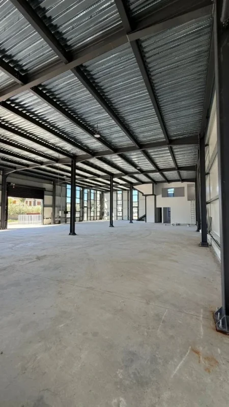 Tirane, jepet me qera zyre , 1.000 m² 2.500 € (LAKNAS)