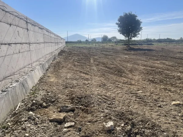 Sarande, shitet truall , 2.100 m² 100.000 € (Vrion Sarande Zona industriale)