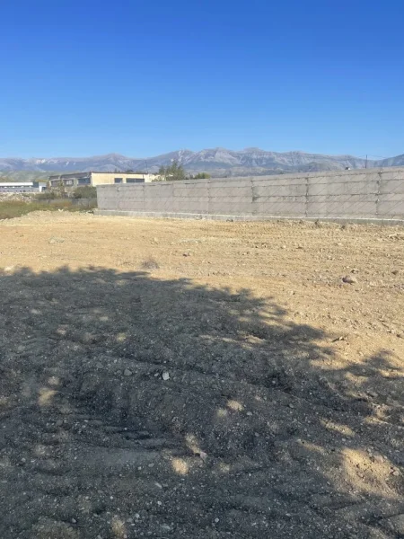 Sarande, shitet truall , 2.100 m² 100.000 € (Vrion Sarande Zona industriale)