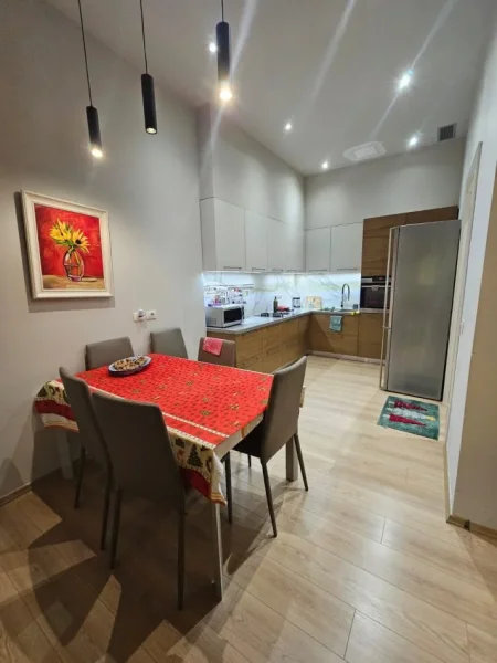 Tirane, shitet apartament 3+1 Kati 2, 150 m² 300.000 € (liqeni thate)