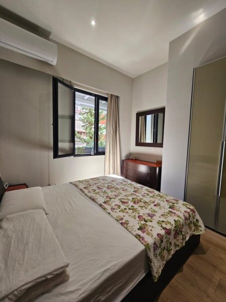 Tirane, shitet apartament 3+1 Kati 2, 150 m² 300.000 € (liqeni thate)