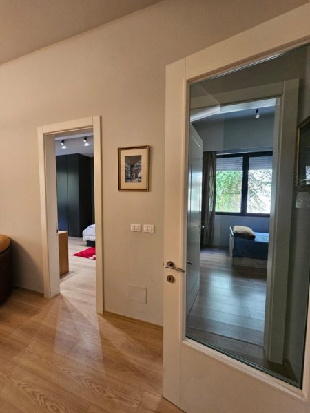 Tirane, shitet apartament 3+1 Kati 2, 150 m² 300.000 € (liqeni thate)