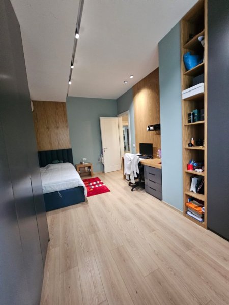 Tirane, shitet apartament 3+1 Kati 2, 150 m² 300.000 € (liqeni thate)