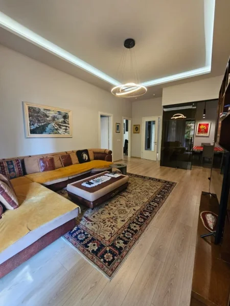 Tirane, shitet apartament 3+1 Kati 2, 150 m² 300.000 € (liqeni thate)