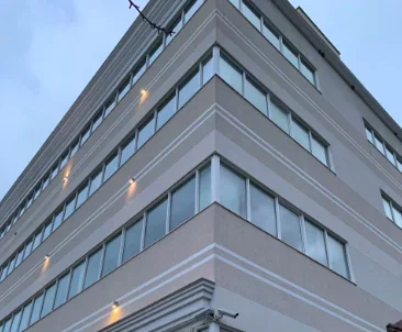 Tirane, jepet me qera ambjent biznesi Kati 0, 2.981 m² 4.200 € (qender tregetare me qera)