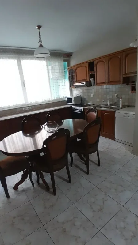 Tirane, jepet me qera apartament 2+1+Aneks+Ballkon , 102 m², 750 € )prane Tirana Garden Building ne Rr. Kavajes