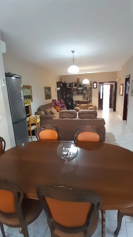 Tirane, jepet me qera apartament 2+1+Aneks+Ballkon , 102 m², 750 € )prane Tirana Garden Building ne Rr. Kavajes