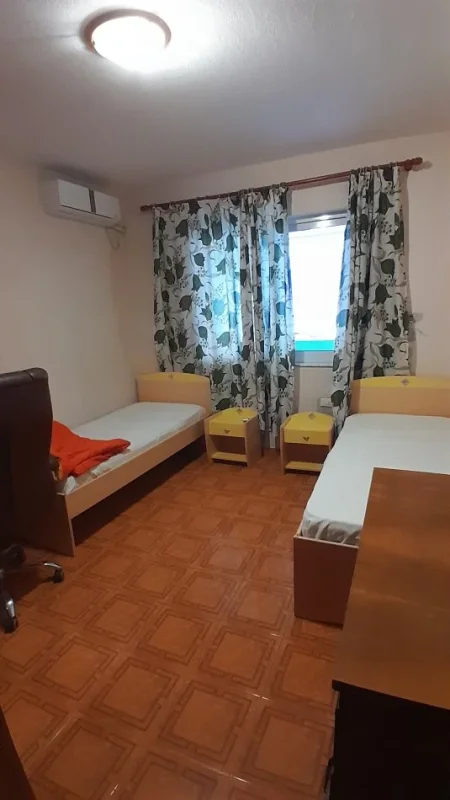 Tirane, jepet me qera apartament 2+1+Aneks+Ballkon , 102 m², 750 € )prane Tirana Garden Building ne Rr. Kavajes