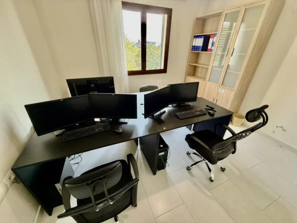 Tirane, jepet me qera zyre Kati 1, 150 m² 650 €