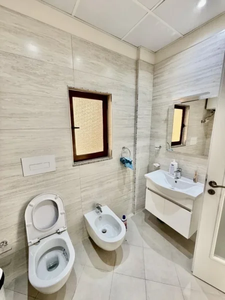 Tirane, jepet me qera zyre Kati 1, 150 m² 650 €