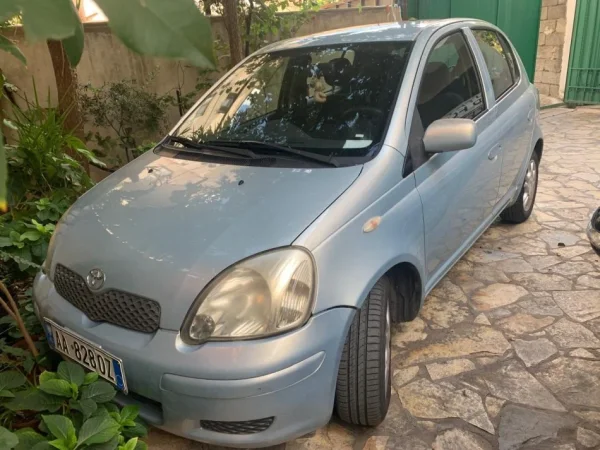 Tirane, shes makine Toyota Nafte, 190.000 km ,blu e hapur ,manuale ,kondicioner 2.000 €