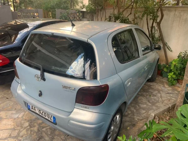 Tirane, shes makine Toyota Nafte, 190.000 km ,blu e hapur ,manuale ,kondicioner 2.000 €