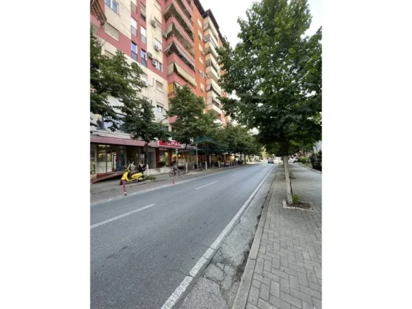 Tirane, shitet ambjent biznesi Kati 1, 194 m² 1.500.000 € (Rruga Sami Frasheri, Gjimnazi Petro Nini)