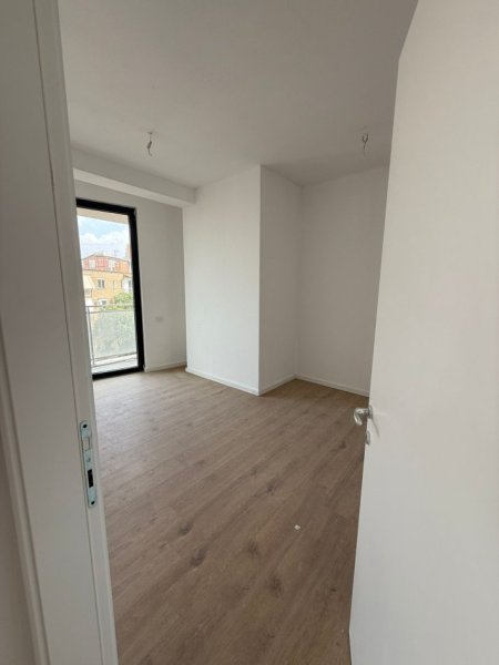 Tirane, jepet me qera zyre Kati 1, 152 m² 1.500 € (Mine Peza)