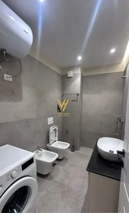 Tirane, jepet me qera apartament 1+1+Ballkon Kati 8, 50 m² 620 € (STACIONI I TRENIT)