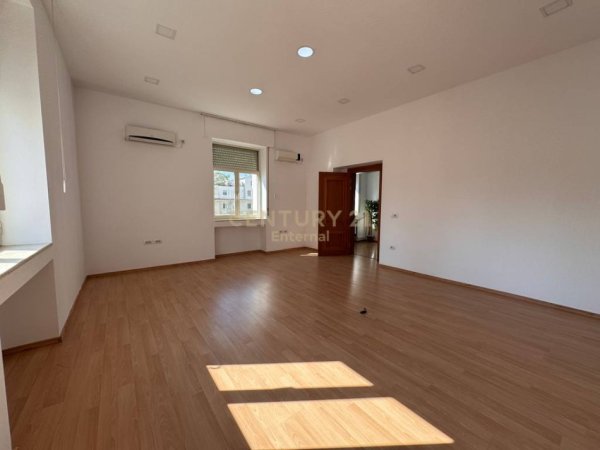 Tirane, jepet me qera ambjent biznesi Kati 3, 1.000 m² 2.200 € 