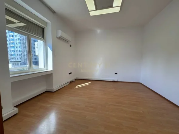 Tirane, jepet me qera ambjent biznesi Kati 3, 1.000 m² 2.200 € 