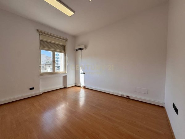 Tirane, jepet me qera ambjent biznesi Kati 3, 1.000 m² 2.200 € 