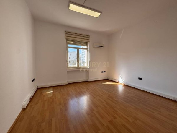 Tirane, jepet me qera ambjent biznesi Kati 3, 1.000 m² 2.200 € 