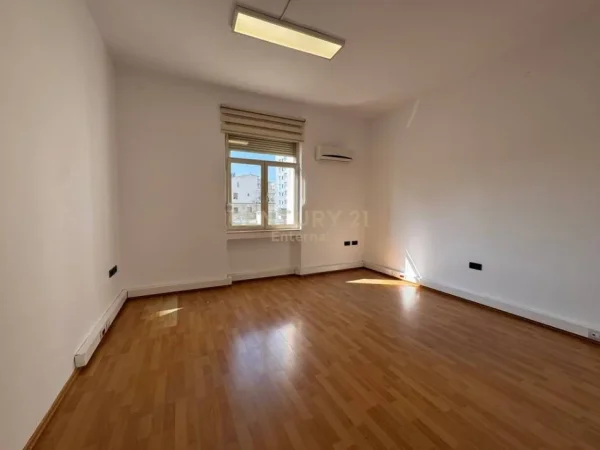 Tirane, jepet me qera ambjent biznesi Kati 3, 1.000 m² 2.200 € 