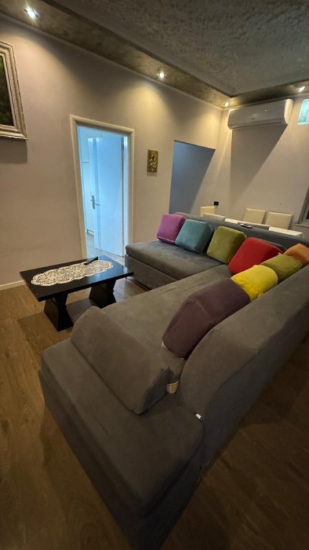 Tirane, jepet me qera apartament 2+1 Kati 2, 550 € (fresku)