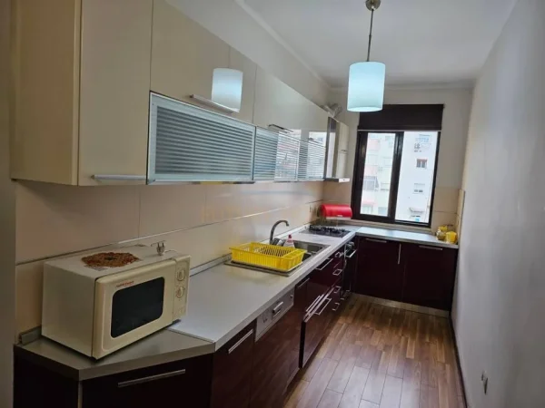 Tirane, jepet me qera apartament 2+1+Ballkon Kati 3, 98 m² 500 € (Don bosko)