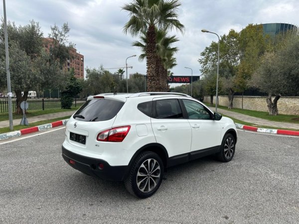 Tirane, shes SUV NISSAN QASHQAI 2.0 TDI PANORAMA FULL OPTION Nafte, e bardhë automatik Klima 221.000 km