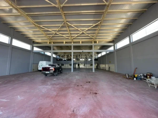 Tirane, jepet me qera ambjent biznesi Kati 0, 1.000 m² 3.200 € 
