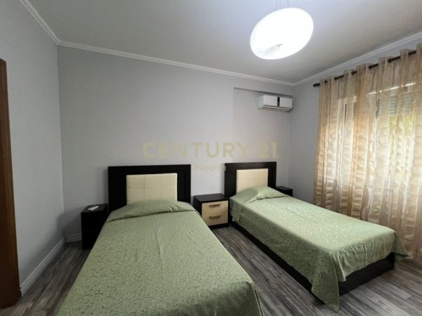 Tirane, jepet me qera apartament 2+1+Aneks+Ballkon Kati 3, 107 m² 700 € (Liqeni i Thate)