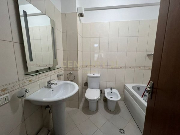 Tirane, jepet me qera apartament 2+1+Aneks+Ballkon Kati 3, 107 m² 700 € (Liqeni i Thate)
